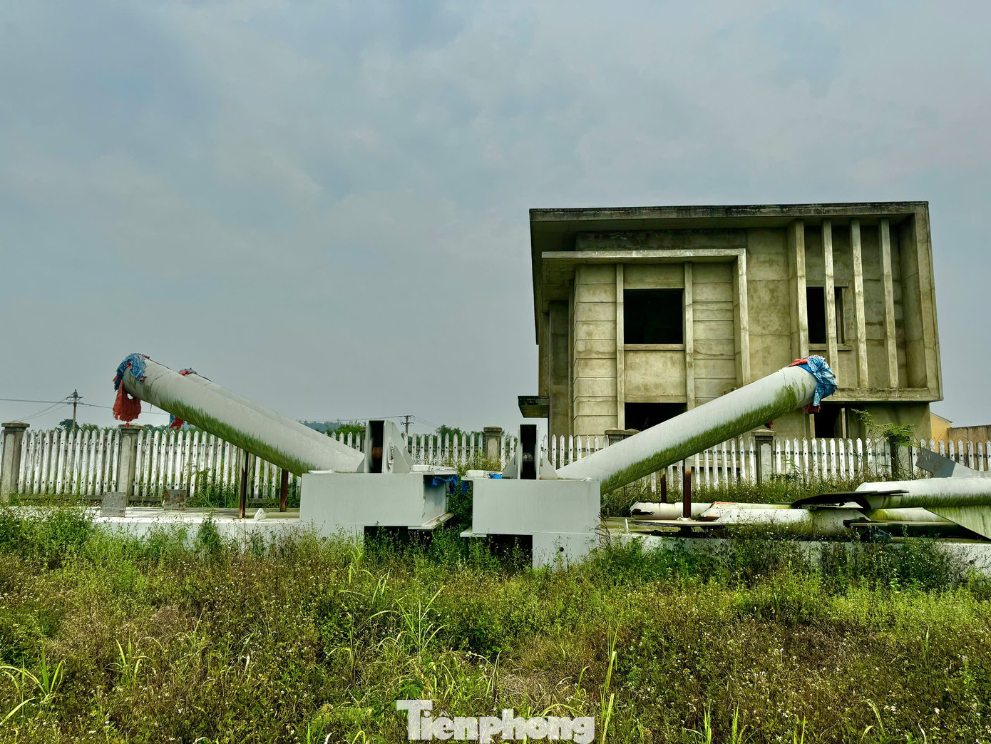 Theo ghi nhận của PV, trên công trường không có bóng dáng công nhân làm việc. Nhiều hạng mục đã hoàn thiện nhưng nằm “phơi nắng, phơi mưa” suốt nhiều năm, đang ngày càng xuống cấp nghiêm trọng. Ảnh: Nguyễn Ngọc.