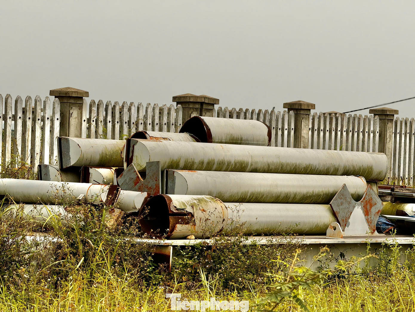 Theo ghi nhận của PV, trên công trường không có bóng dáng công nhân làm việc. Nhiều hạng mục đã hoàn thiện nhưng nằm “phơi nắng, phơi mưa” suốt nhiều năm, đang ngày càng xuống cấp nghiêm trọng. Ảnh: Nguyễn Ngọc.