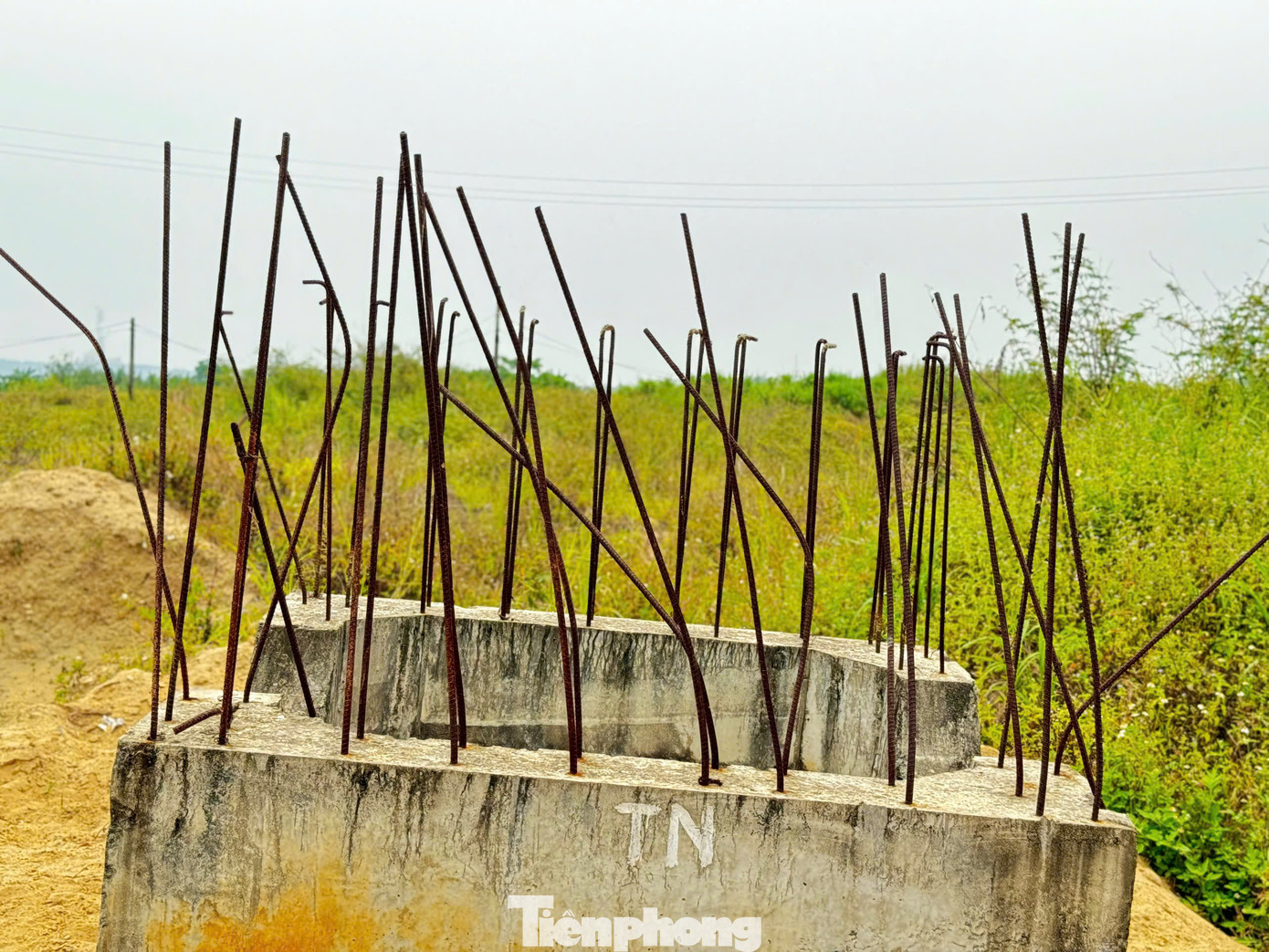 Một số hạng mục thi công dang dở. Ảnh: Nguyễn Ngọc.