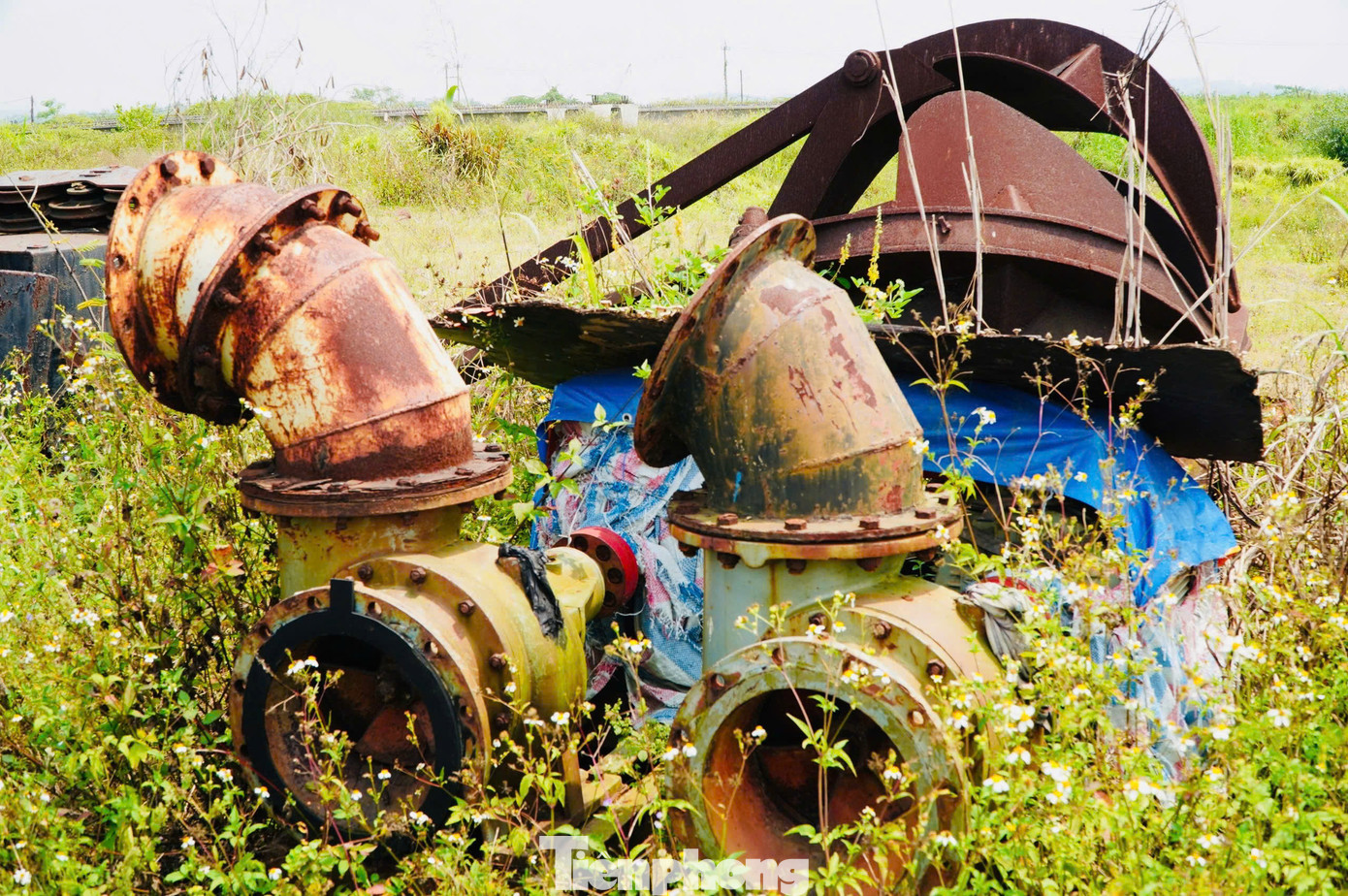 Nhiều máy móc, thiết bị trên công trường nằm ngổn ngang... Ảnh: Nguyễn Ngọc.