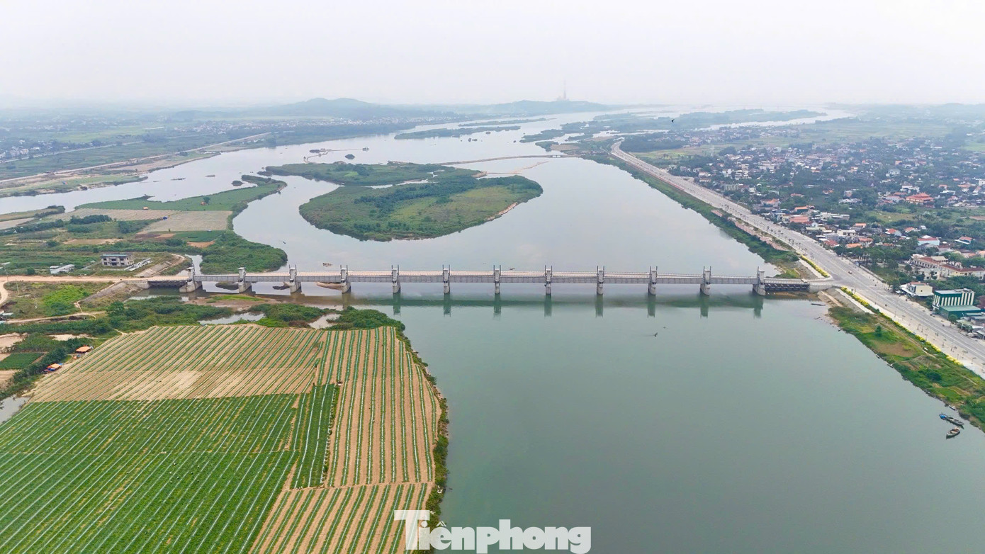 Đây là công trình thủy lợi kết hợp giao thông, mục tiêu chính của dự án là dâng nước tạo cảnh quan, góp phần cải thiện môi trường cho TP. Quảng Ngãi. Ngoài ra, hạn chế xâm nhập mặn trong lòng sông về phía thượng lưu đập trong điều kiện biến đổi khí hậu và khai thác quỹ đất phát triển đô thị dọc sông Trà Khúc… Ảnh: Nguyễn Ngọc.