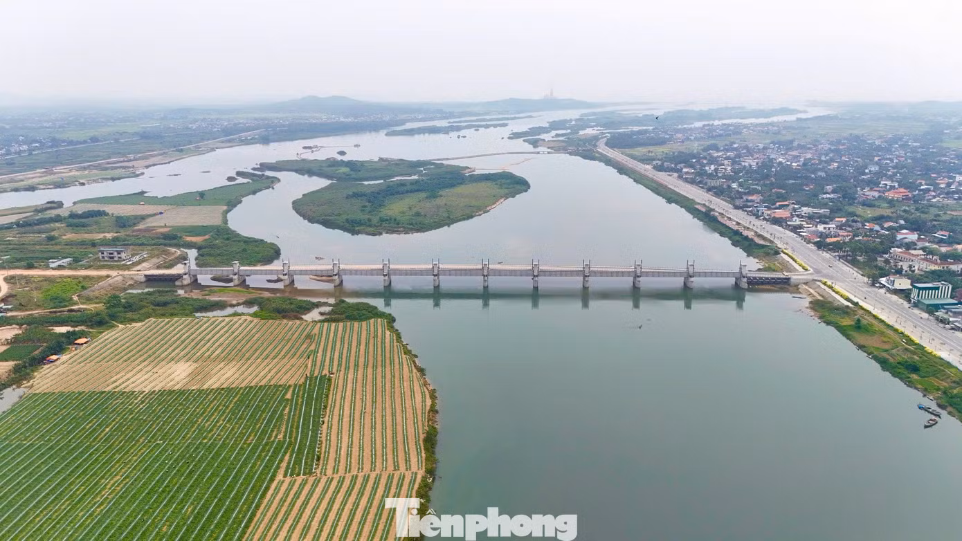 Đây là công trình thủy lợi kết hợp giao thông, mục tiêu chính của dự án là dâng nước tạo cảnh quan, góp phần cải thiện môi trường cho TP. Quảng Ngãi. Ngoài ra, hạn chế xâm nhập mặn trong lòng sông về phía thượng lưu đập trong điều kiện biến đổi khí hậu và khai thác quỹ đất phát triển đô thị dọc sông Trà Khúc… Ảnh: Nguyễn Ngọc.