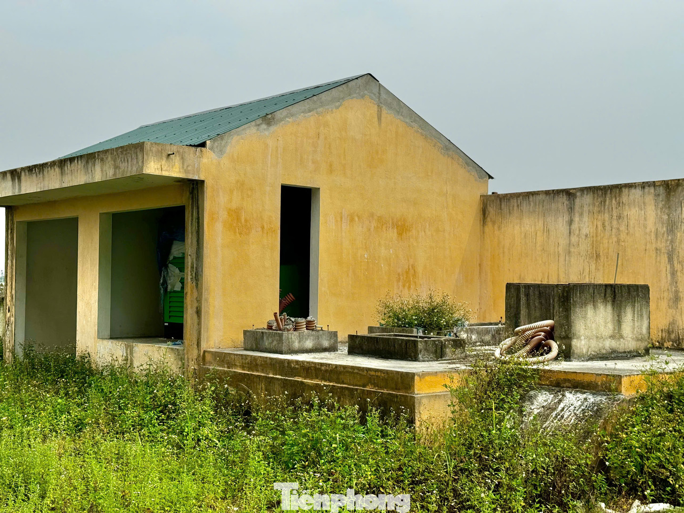 Bên trong nhà điều hành là cảnh hoang tàn và nhếch nhác. Ảnh: Nguyễn Ngọc.