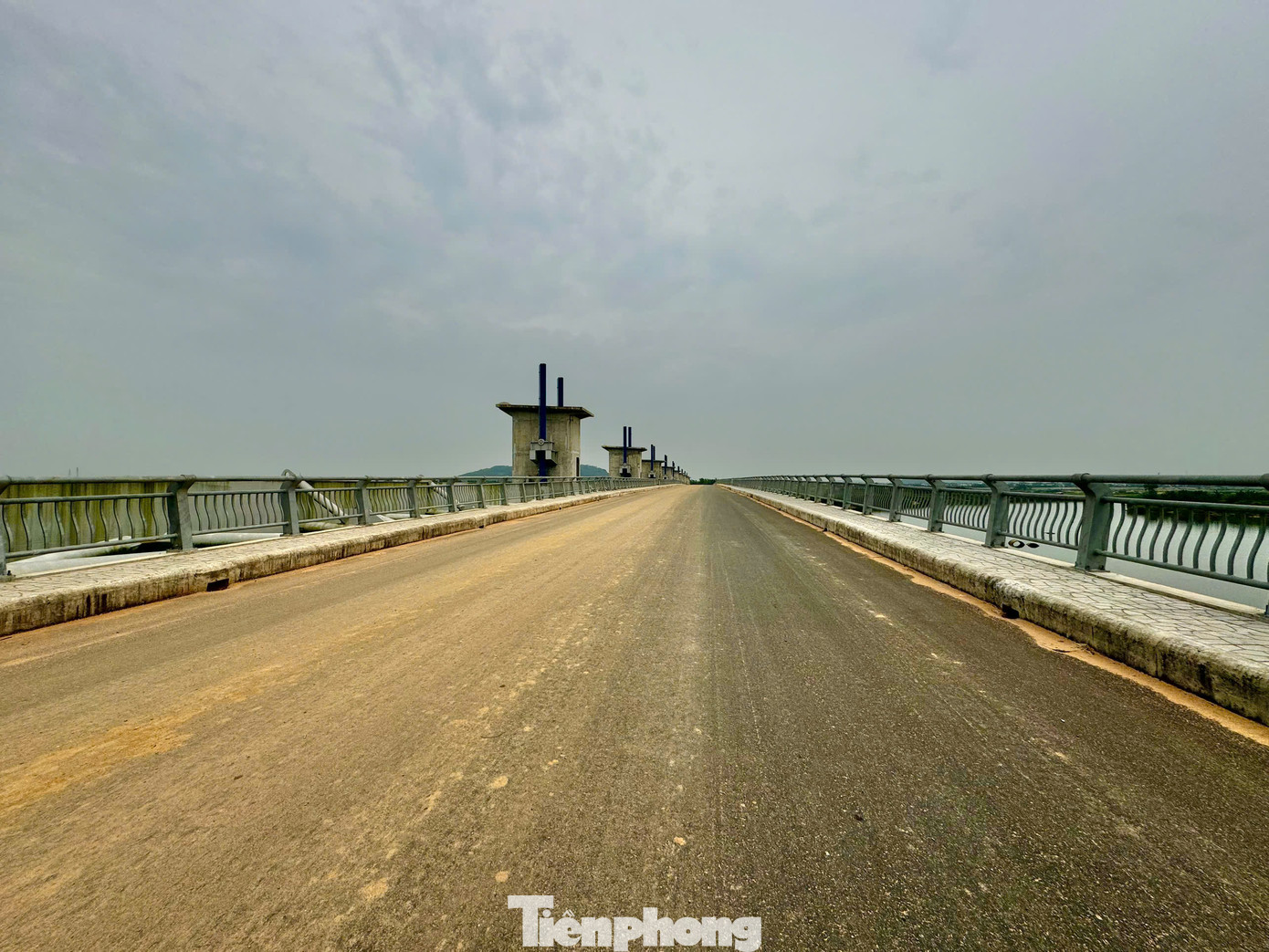 Cầu trên đập giúp kết nối 2 bờ sông Trà Khúc, tạo thuận lợi cho người dân qua lại giữa tuyến đường Hoàng Sa ở bờ Bắc và Trường Sa ở bờ Nam. Ảnh: Nguyễn Ngọc.