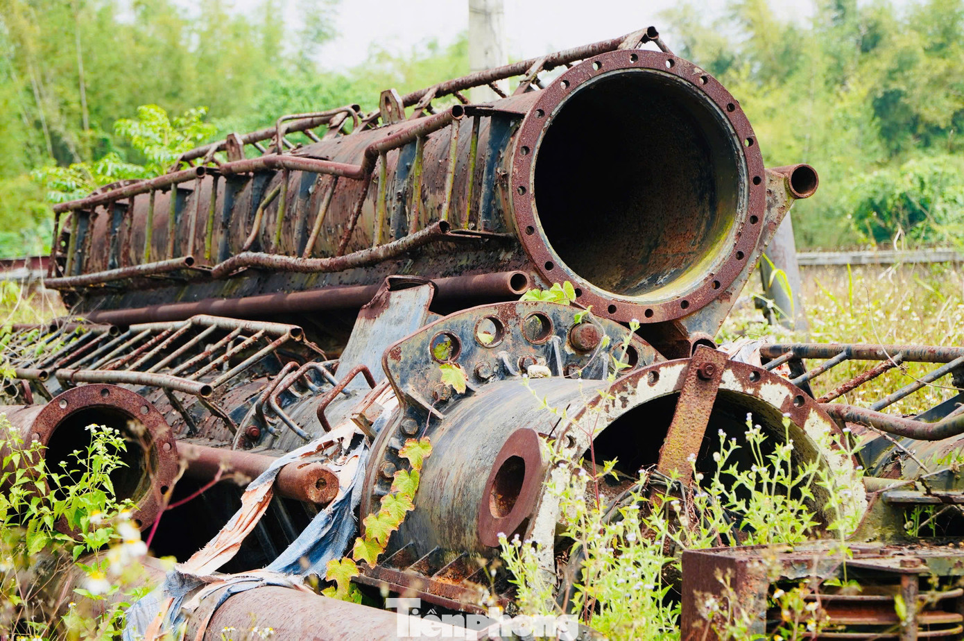 Nhiều máy móc, thiết bị trên công trường nằm ngổn ngang... Ảnh: Nguyễn Ngọc.