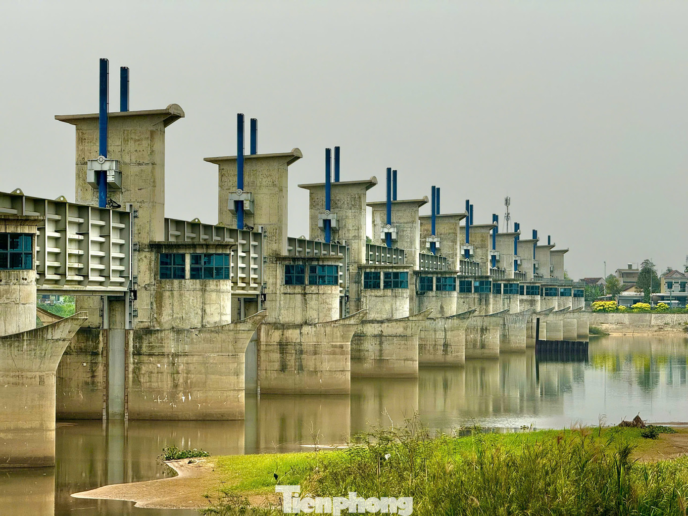 Một trong những nguyên nhân chính khiến dự án bị kéo dài qua nhiều năm là vẫn chưa thực hiện xong công tác di dời, tái định cư (TĐC) cho nhiều hộ dân bị ảnh hưởng bởi đập dâng nước sông Trà Khúc. Nhiều diện tích đất của các hộ dân vẫn chưa được giải phóng mặt bằng (GPMB). Ảnh: Nguyễn Ngọc.