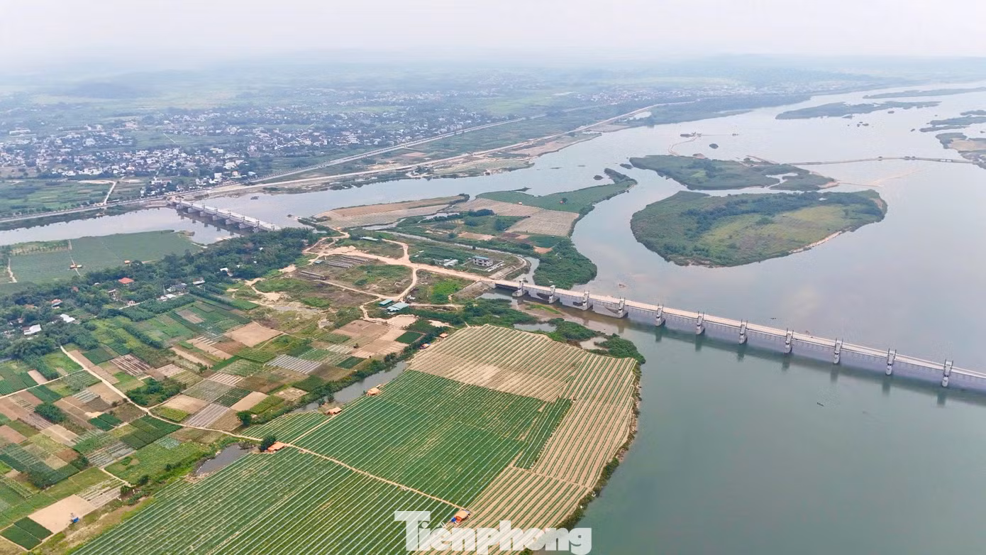 Dự án Đập dâng hạ lưu sông Trà Khúc nối 2 xã Tịnh An và Nghĩa Dũng (TP. Quảng Ngãi, tỉnh Quảng Ngãi), được khởi công tháng 7/2019, dự kiến hoàn thành năm 2021. Ảnh: Nguyễn Ngọc.