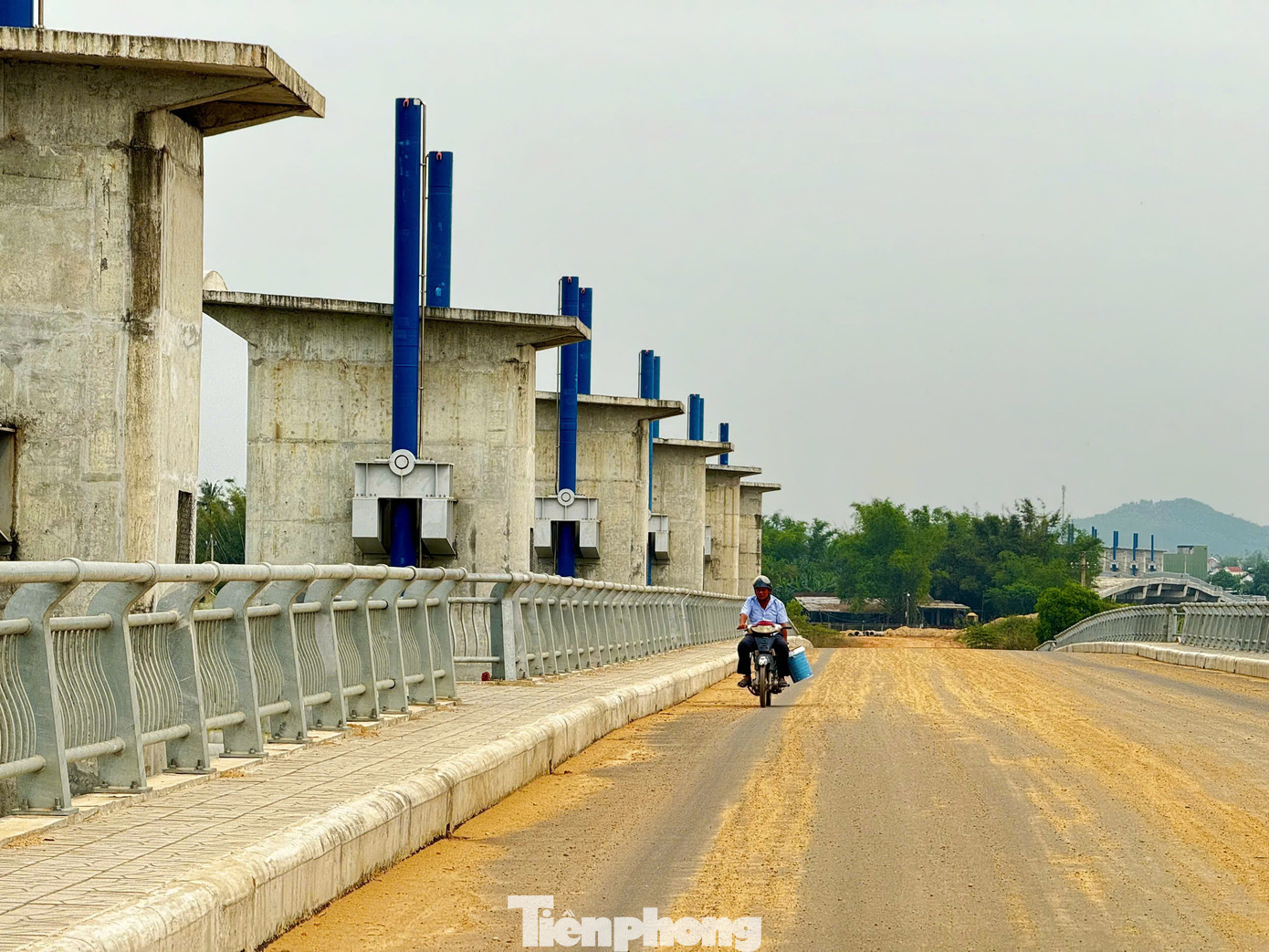 Cầu trên đập giúp kết nối 2 bờ sông Trà Khúc, tạo thuận lợi cho người dân qua lại giữa tuyến đường Hoàng Sa ở bờ Bắc và Trường Sa ở bờ Nam. Ảnh: Nguyễn Ngọc.