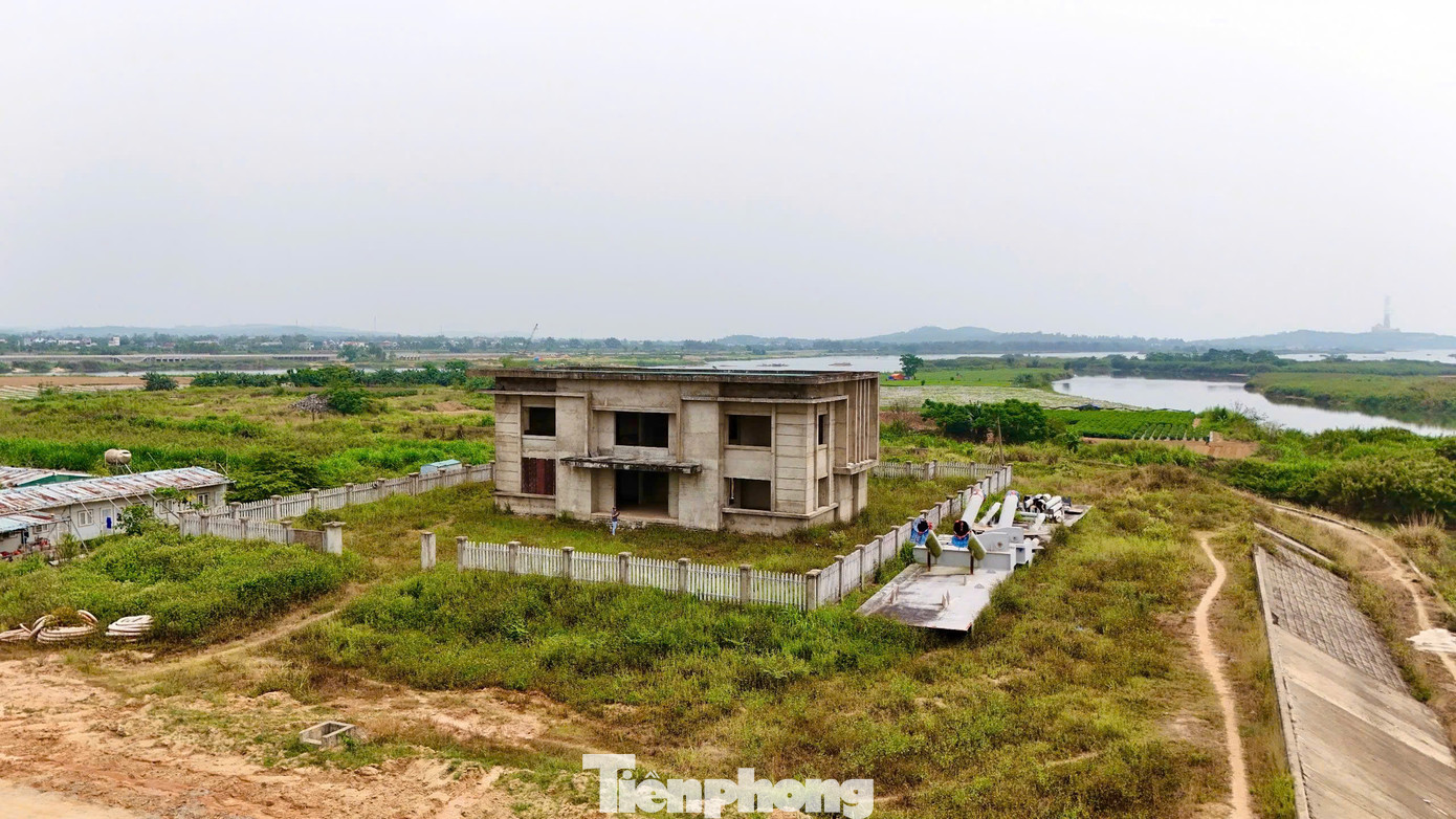 Bên trong nhà điều hành là cảnh hoang tàn và nhếch nhác. Ảnh: Nguyễn Ngọc.