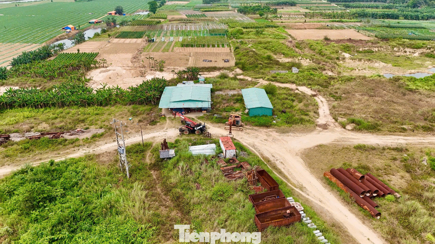 Nhiều máy móc, thiết bị trên công trường nằm ngổn ngang... Ảnh: Nguyễn Ngọc.