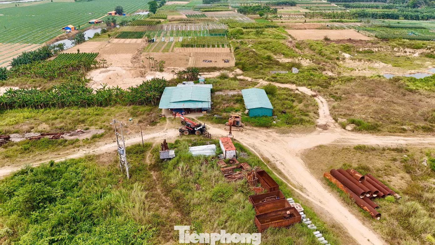 Nhiều máy móc, thiết bị trên công trường nằm ngổn ngang... Ảnh: Nguyễn Ngọc.