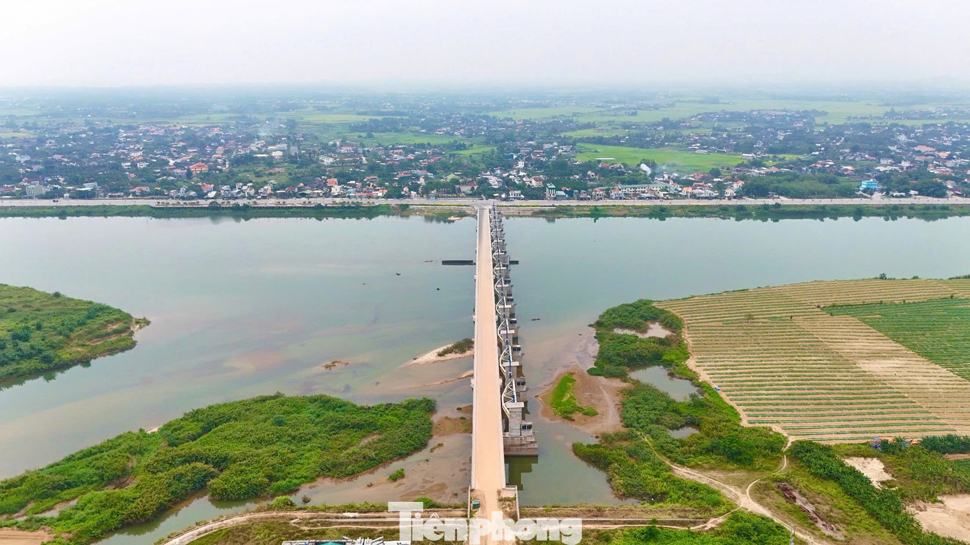 Dự án do Ban Quản lý (BQL) Dự án đầu tư xây dựng các công trình giao thông tỉnh Quảng Ngãi làm chủ đầu tư, với tổng số vốn gần 1.500 tỷ đồng. Nguồn vốn từ nguồn cải cách tiền lương và ngân sách tỉnh Quảng Ngãi. Ảnh: Nguyễn Ngọc.