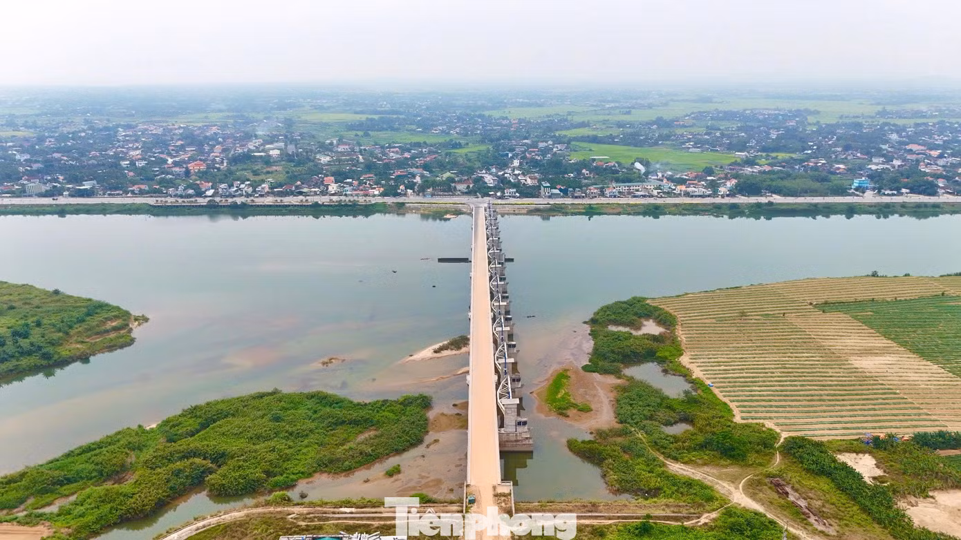 Dự án do Ban Quản lý (BQL) Dự án đầu tư xây dựng các công trình giao thông tỉnh Quảng Ngãi làm chủ đầu tư, với tổng số vốn gần 1.500 tỷ đồng. Nguồn vốn từ nguồn cải cách tiền lương và ngân sách tỉnh Quảng Ngãi. Ảnh: Nguyễn Ngọc.