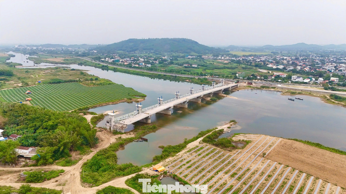 “Hiện, đơn vị đã phân nhóm các hộ dân này để từng bước tháo gỡ vướng mắc và đẩy nhanh tiến độ GPMB”, lãnh đạo BQL Dự án đầu tư xây dựng các công trình giao thông tỉnh Quảng Ngãi nói thêm. Ảnh: Nguyễn Ngọc.