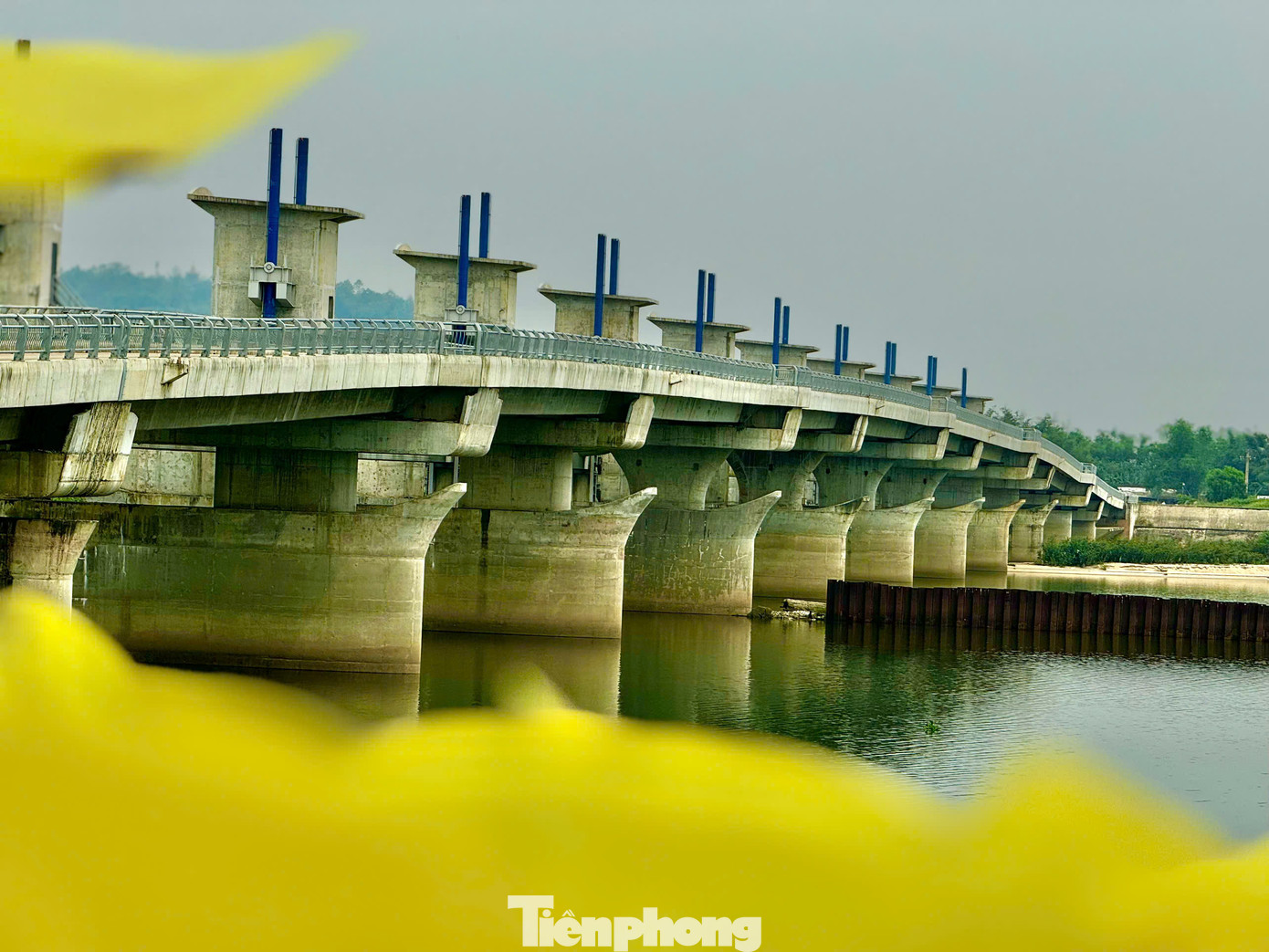 Do có nhiều vướng mắc nên dự án chậm tiến độ và kéo dài từ năm 2021 - 2023 và tiếp tục phải giãn tiến độ đến tháng 8/2024. Tuy nhiên, đến nay, dự án vẫn đang trong tình trạng “đắp chiếu” và “không hẹn” ngày về đích. Ảnh: Nguyễn Ngọc.