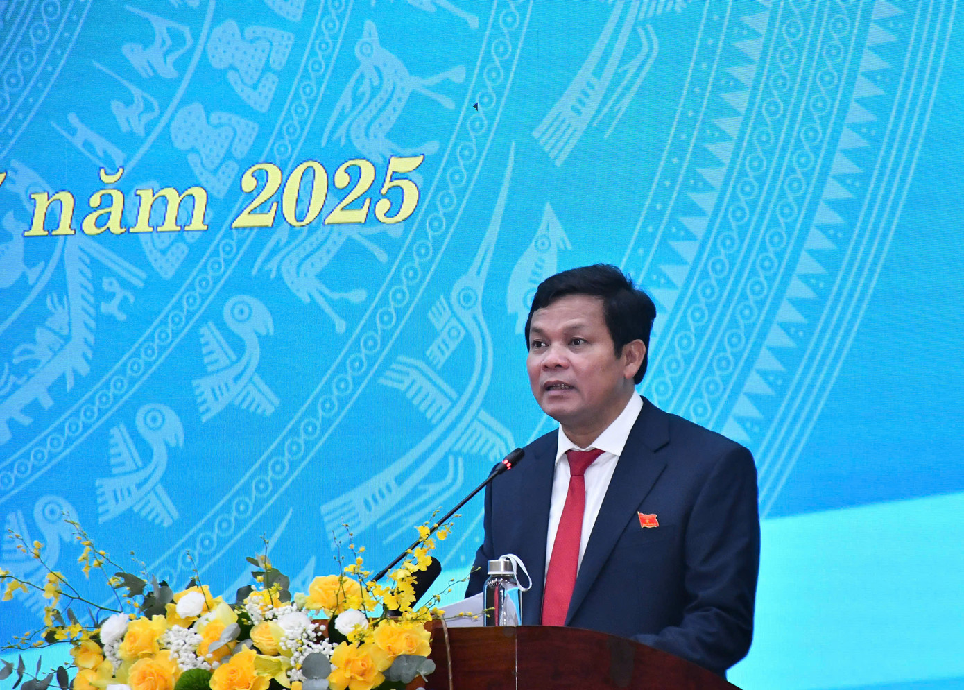 Ông Nguyễn Đức Tuy - Chủ tịch HĐND tỉnh Quảng Ngãi phát biểu tại kỳ họp.