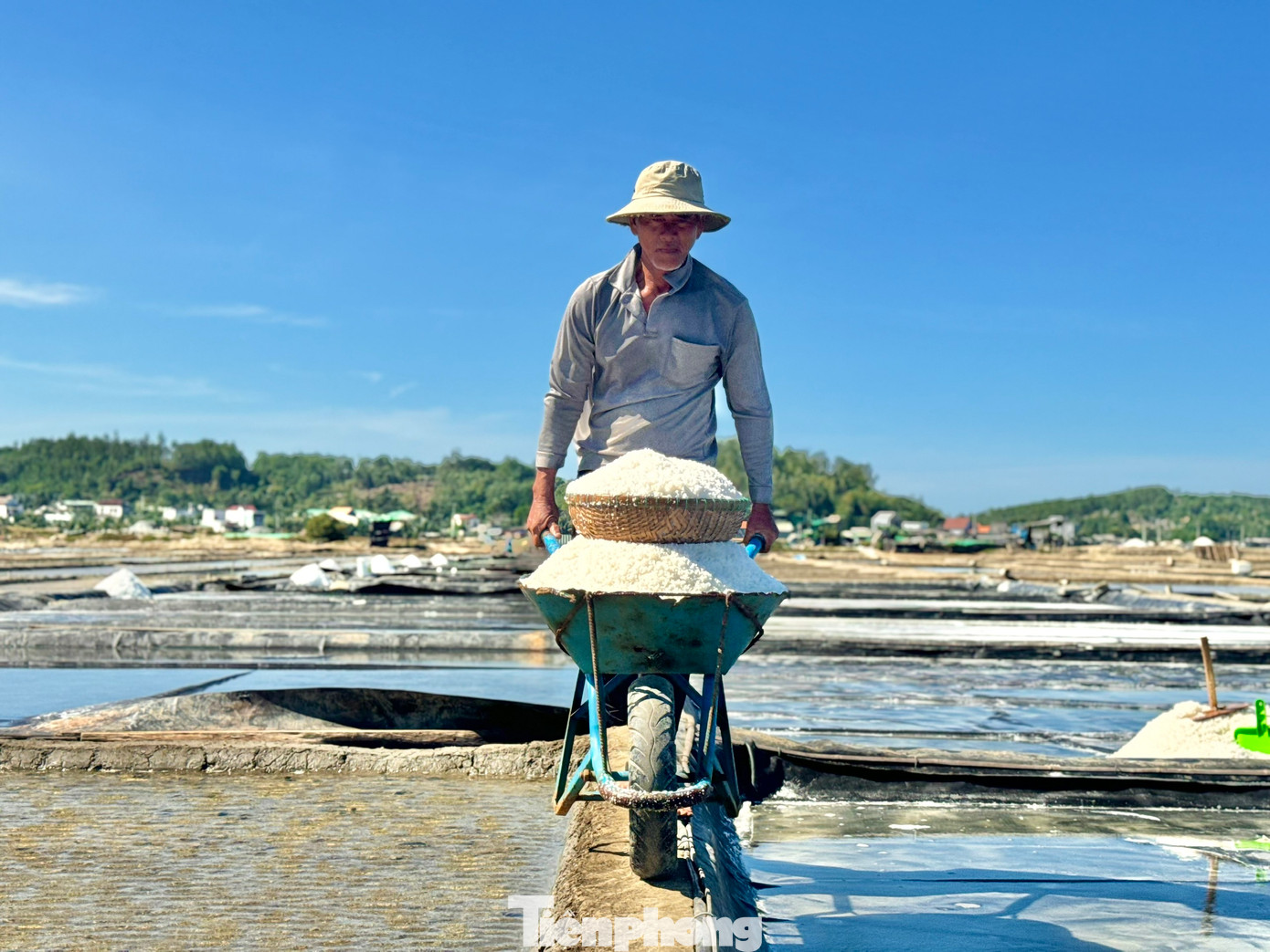 Dù giá muối không ổn định, nhưng diêm dân vẫn cần mẫn làm việc vì ngoài việc mưu sinh, họ vẫn muốn giữ nghề cha ông để lại. Ảnh: Nguyễn Ngọc.