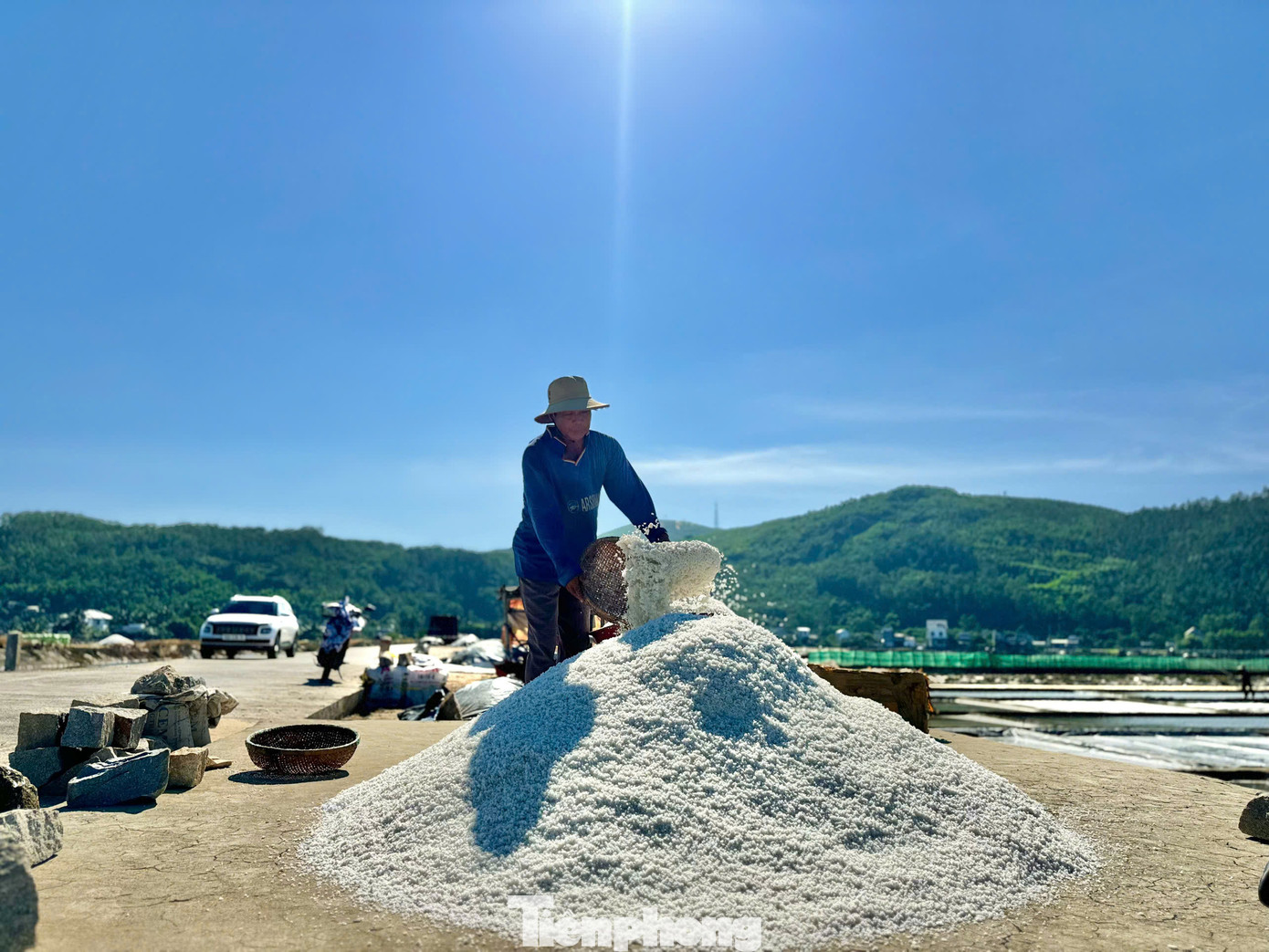 Dù giá muối không ổn định, nhưng diêm dân vẫn cần mẫn làm việc vì ngoài việc mưu sinh, họ vẫn muốn giữ nghề cha ông để lại. Ảnh: Nguyễn Ngọc.