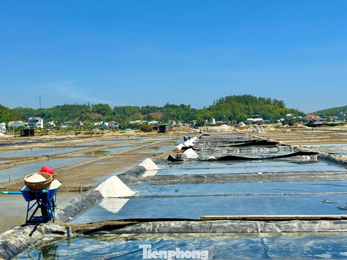 Để làm ra được một mẻ muối hoàn chỉnh phải trải qua nhiều công đoạn, xen lẫn mồ hôi, nước mắt của diêm dân đổ xuống cánh đồng. Ảnh: Nguyễn Ngọc.