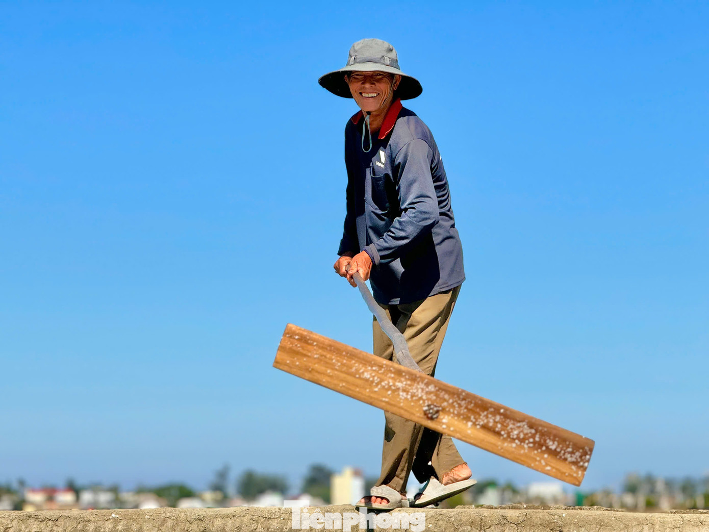 “Phơi mình giữa nắng từ sáng đến chiều, ai không quen là xỉu liền”, ông Nguyễn Phu (58 tuổi - hơn 30 năm trong nghề làm muối) chia sẻ. Ảnh: Nguyễn Ngọc.