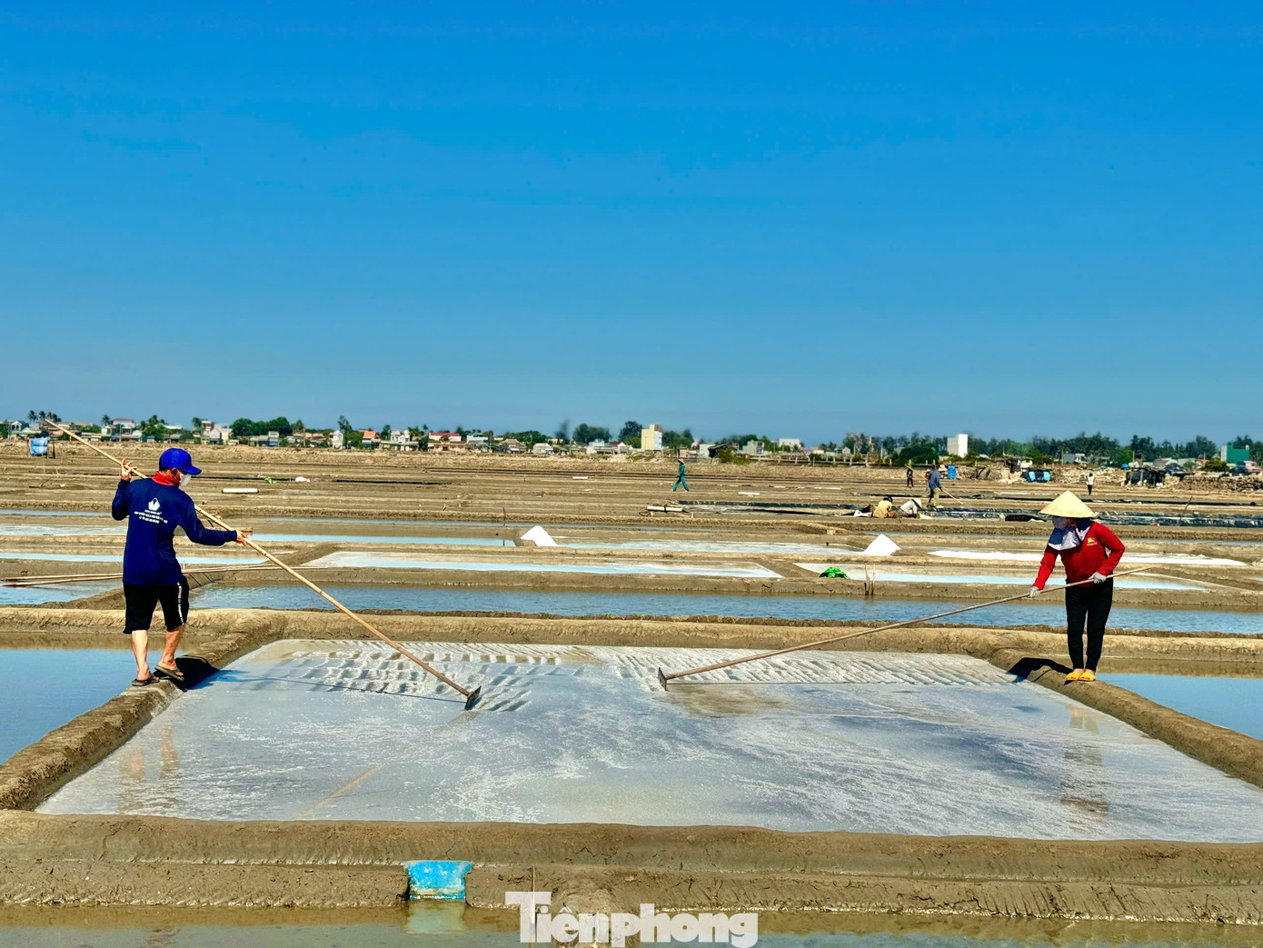 Đa phần những người lớn tuổi làm việc, bởi các thanh niên trai tráng chọn công việc khác nhẹ nhàng, có thu nhập cao hơn. Ảnh: Nguyễn Ngọc.