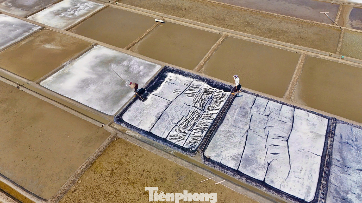 Dưới thời tiết nóng hầm hập như lửa đốt trong những ngày cuối tháng 4, trên cánh đồng muối Sa Huỳnh lấp ló những bóng người dân phơi mình giữa nắng để làm muối. Với diêm dân, mưu sinh dưới cái nắng gay gắt vất vả lại là chuyện bà con mong đợi, vì nắng như đổ lửa là điều kiện thuận lợi để hạt muối nhanh kết tinh. Ảnh: Nguyễn Ngọc.