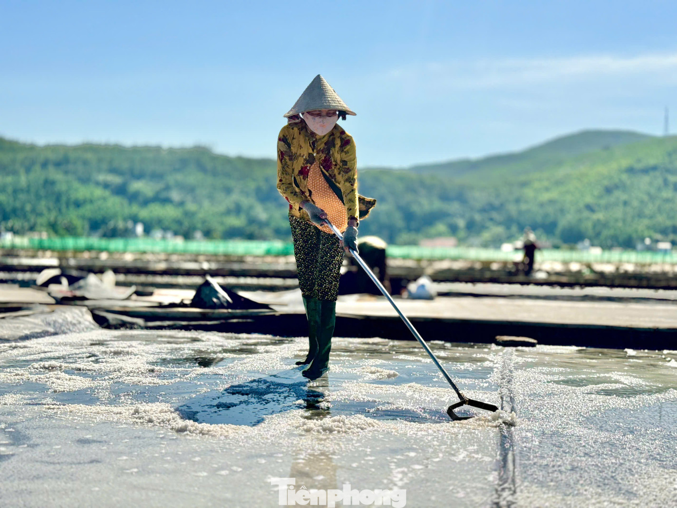 Ông Phu cho biết, dù giá muối bấp bênh, có năm chỉ có giá từ 800 đồng – 1.000 đồng, nhưng diêm dân ở không thể bỏ nghề truyền thống được, cái nghề này đã gắn với ông bà tổ tiên, với cái ăn cái mặc của cả gia đình từ hồi nào tới giờ, nên dù giá có thế nào đi nữa diêm dân vẫn gắn bó. Ảnh: Nguyễn Ngọc.