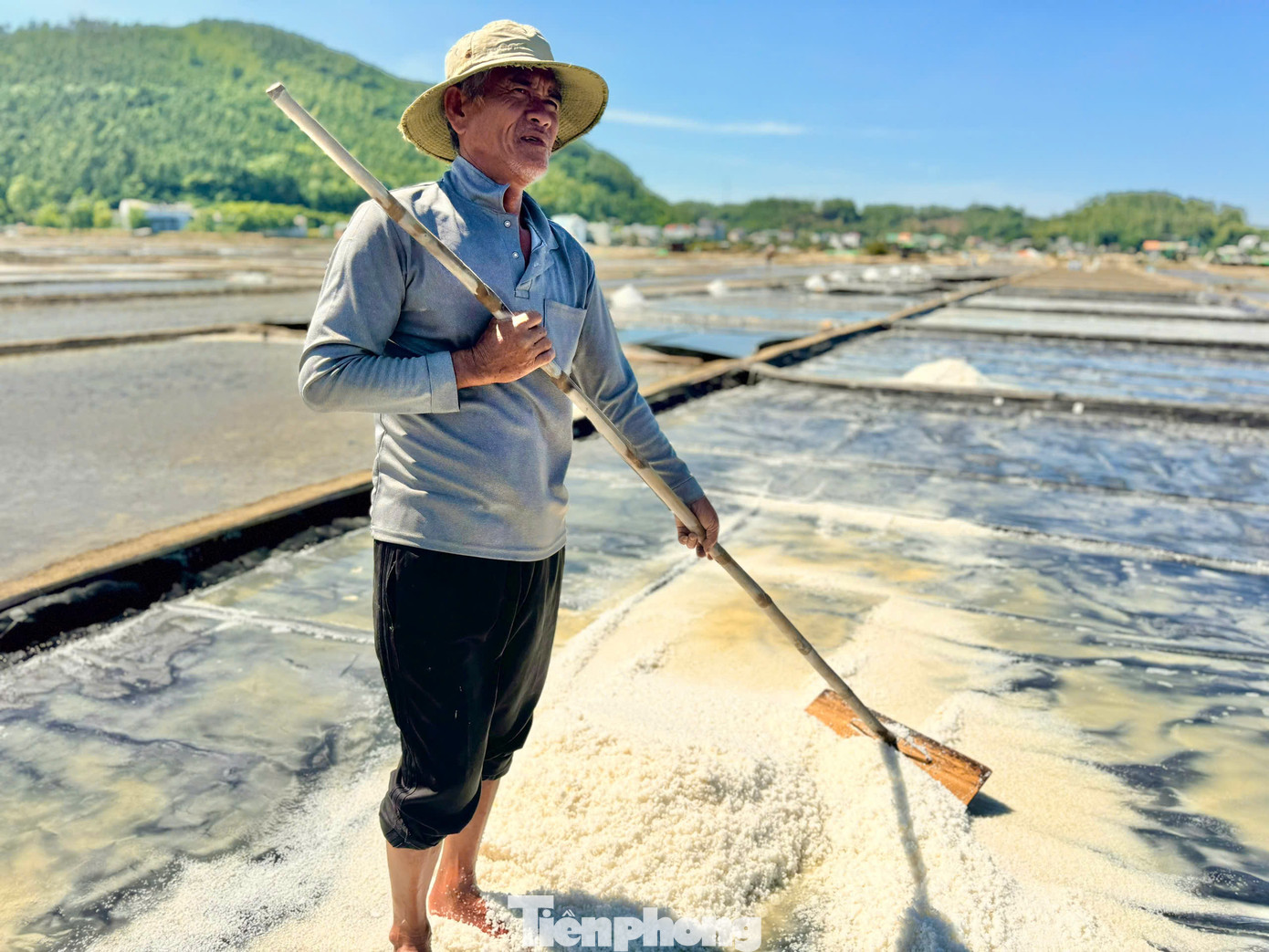Đưa tay quệt những giọt mồ hôi, ông Ngô Tuấn (62 tuổi, có hơn 35 năm trong nghề làm muối ở phường Phổ Thạnh, thị xã Đức Phổ) cho biết, diêm dân ở đây bắt đầu công việc từ sáng sớm. Đầu tiên cho nước biển vào ô, phơi dưới nắng khoảng 2 - 3 ngày để muối kết tinh rồi cào, xúc. Công việc lặp lại đều đặn suốt 3 - 4 tháng mùa khô. Ông Tuấn cho biết thêm: "Công việc này chủ yếu phụ thuộc vào thời tiết, trời càng nắng hạt muối kết tinh nhanh và mẻ muối làm ra càng trắng, chất lượng, nếu bất chợt có mưa trong ngày thì coi như bỏ làm lại". Ảnh: Nguyễn Ngọc.