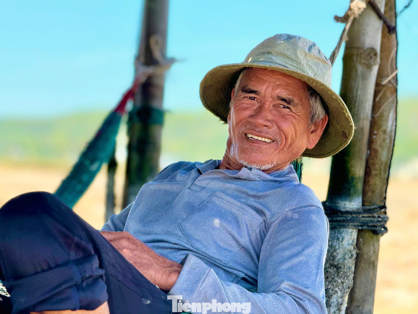 Người dân tranh thủ nghỉ ngơi để tiếp tục công việc. Ảnh: Nguyễn Ngọc.