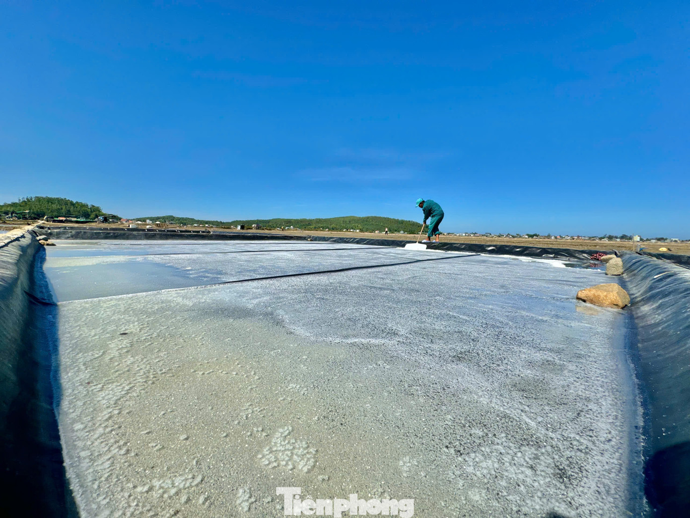 Muối bắt đầu kết tinh. Ảnh: Nguyễn Ngọc.