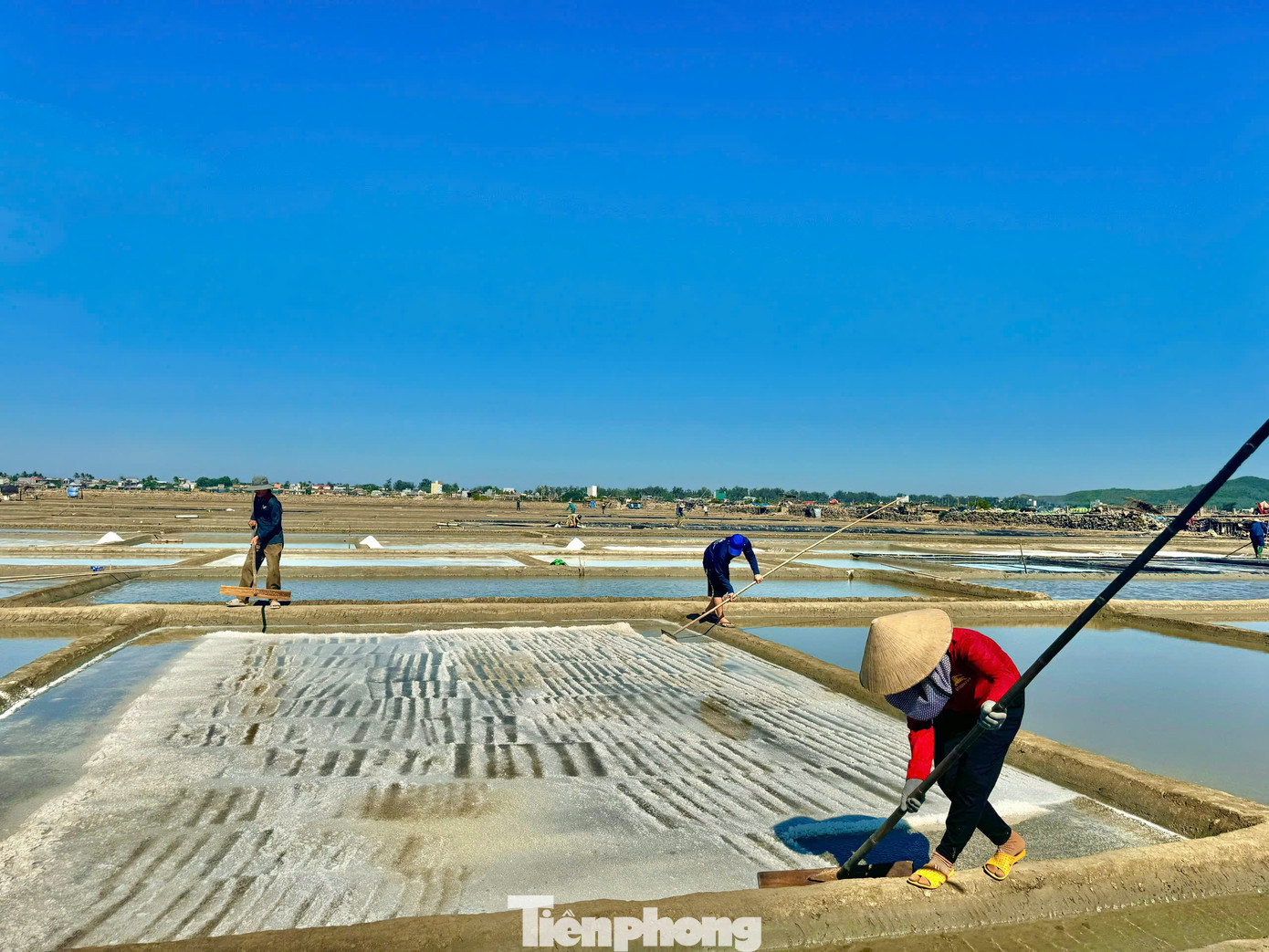 Đa phần những người lớn tuổi làm việc, bởi các thanh niên trai tráng chọn công việc khác nhẹ nhàng, có thu nhập cao hơn. Ảnh: Nguyễn Ngọc.