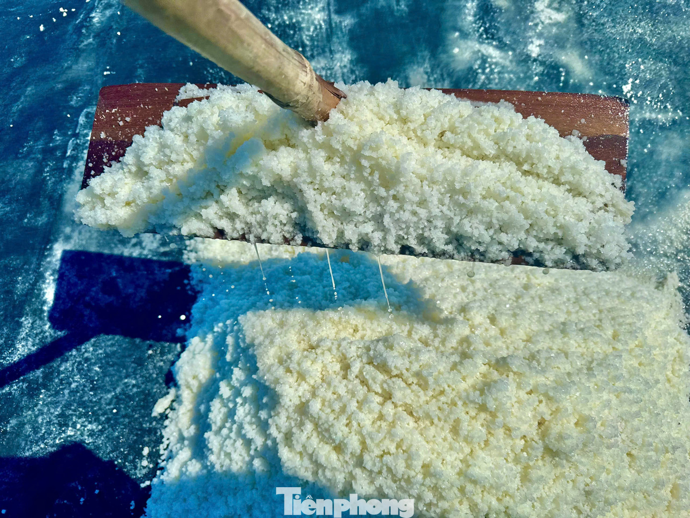 Người dân cào muối. Ảnh: Nguyễn Ngọc.