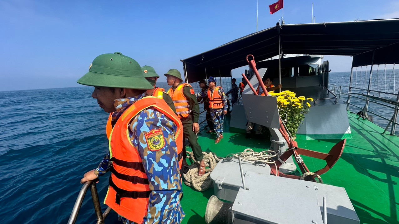 Bộ đội Biên phòng Quảng Ngãi tổ chức tìm kiếm 2 ngư dân mất tích. Bộ đội Biên phòng Quảng Ngãi tổ chức tìm kiếm 2 ngư dân mất tích.