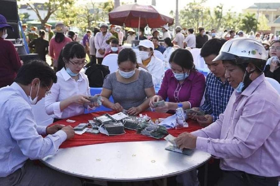 Cán bộ địa phương trực tiếp đếm tiền để đoàn ca sĩ Thủy Tiên trao cho bà con bị thiệt hại do bão lũ ở Quảng Ngãi Cán bộ địa phương trực tiếp đếm tiền để đoàn ca sĩ Thủy Tiên trao cho bà con bị thiệt hại do bão lũ ở Quảng Ngãi