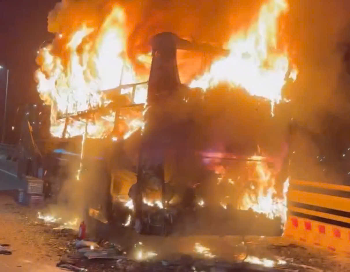 Ngọn lửa bốc cháy dữ dội.