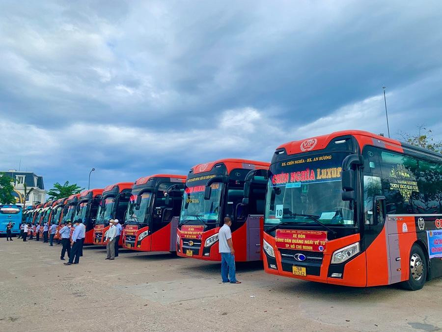 Trước đó, chiều 24/7, UBND tỉnh Quảng Ngãi tổ chức lễ khởi hành (đợt 1) đi đón 200 bà con đang sinh sống, học tập, làm việc tại TP.HCM có hoàn cảnh khó khăn về quê. Trước đó, chiều 24/7, UBND tỉnh Quảng Ngãi tổ chức lễ khởi hành (đợt 1) đi đón 200 bà con đang sinh sống, học tập, làm việc tại TP.HCM có hoàn cảnh khó khăn về quê.