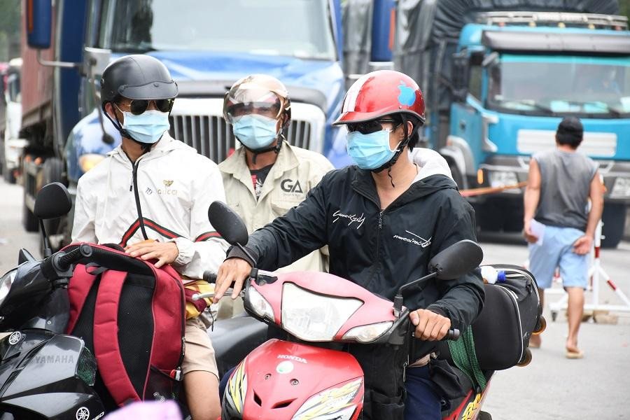 Người dân Quảng Ngãi tiếp tục đi xe máy từ vùng dịch về quê.