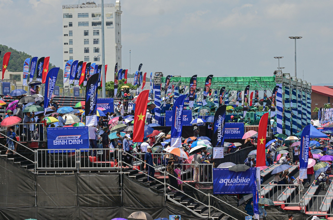 Các màn tranh tài nảy lửa khiến khán giả đứng ngồi không yên.