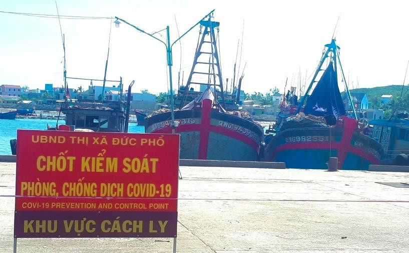 Mặc dù đã được chính quyền giải thích, tuy nhiên các ngư dân không chịu rời tàu để đi cách ly, mà đòi tự cách ly ngay trên tàu.