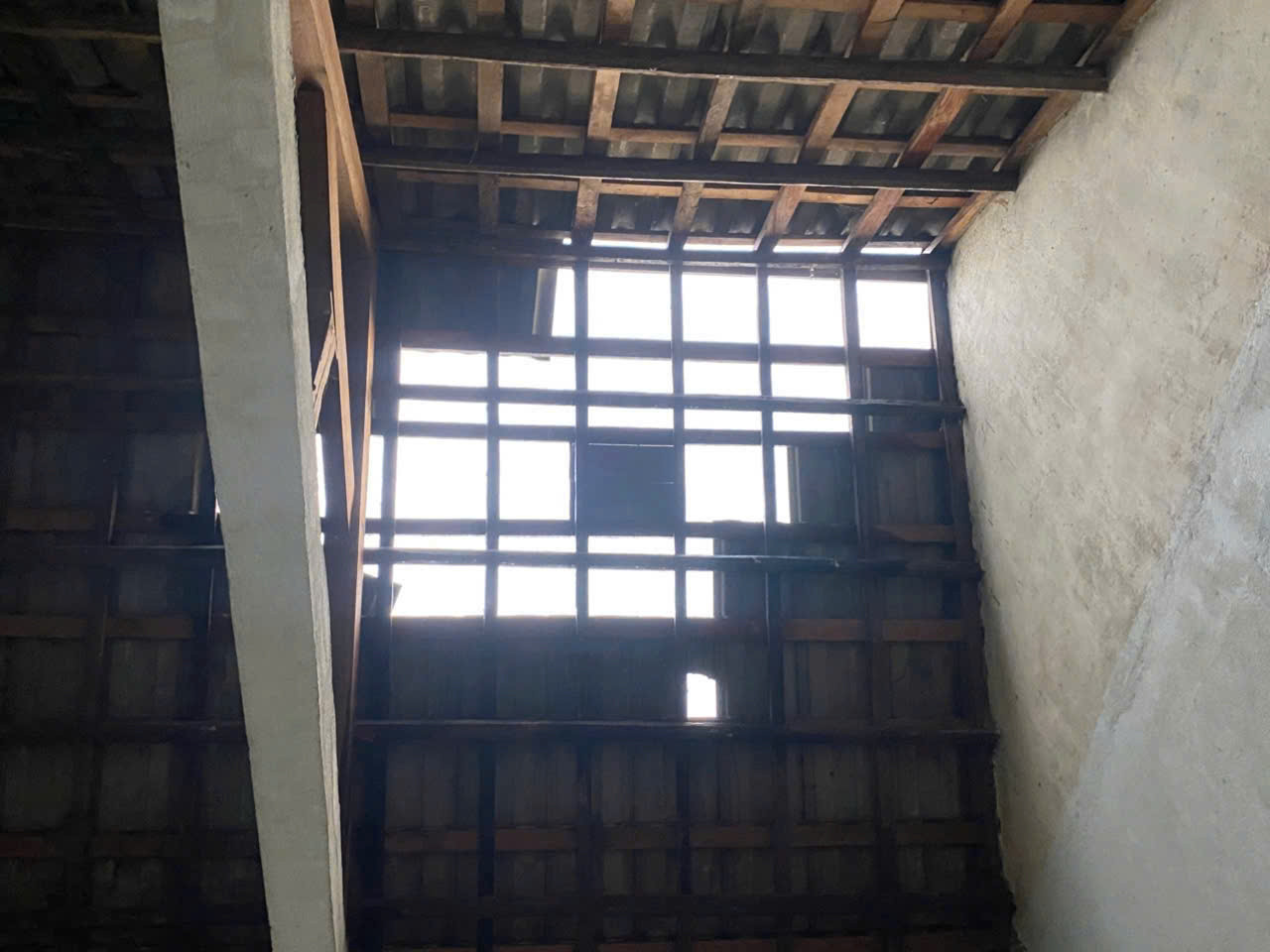 Nhiều nhà dân bị tốc mái sau trận giông lốc.