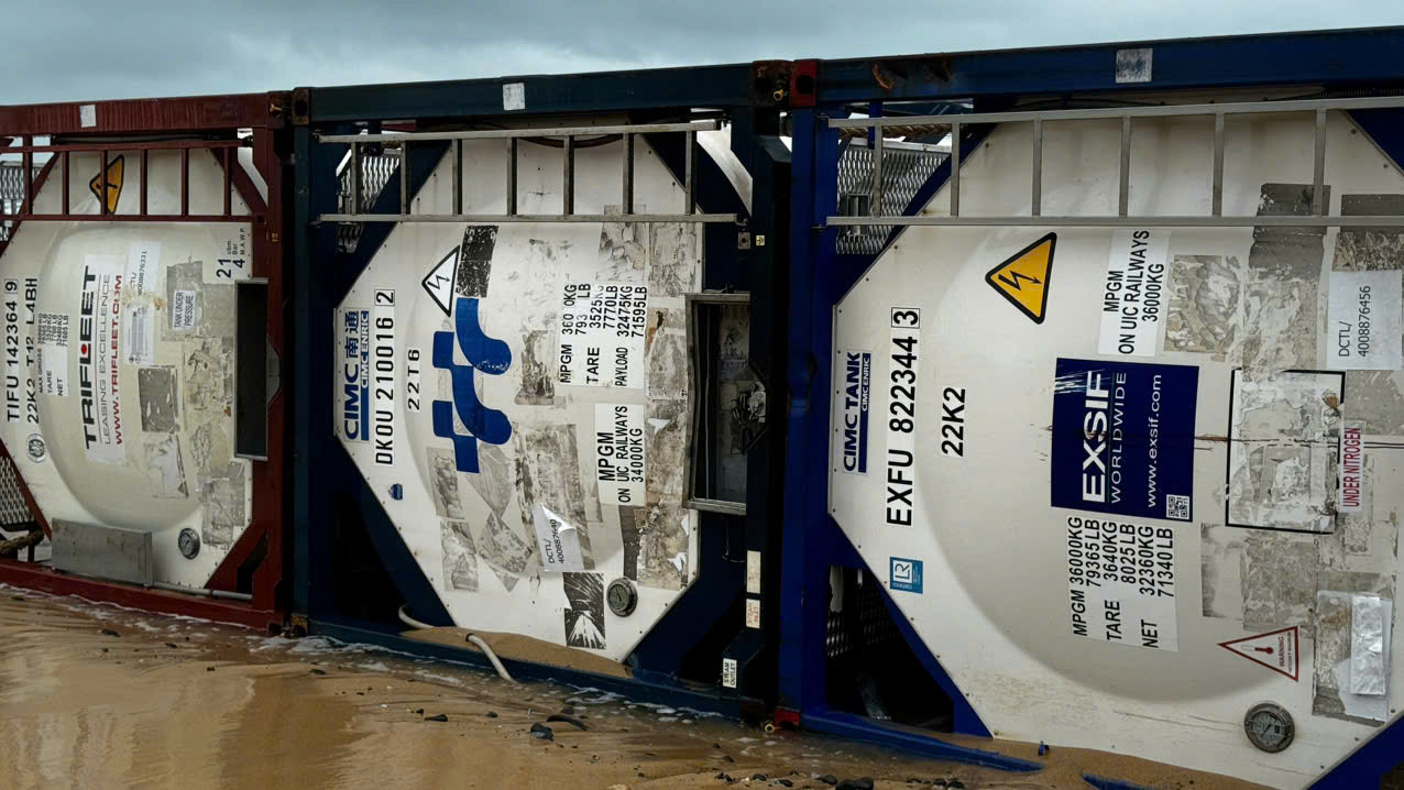 Các bồn này thuộc loại thiết bị chứa khí hoá lỏng, có gắn van bơm, ống xả...