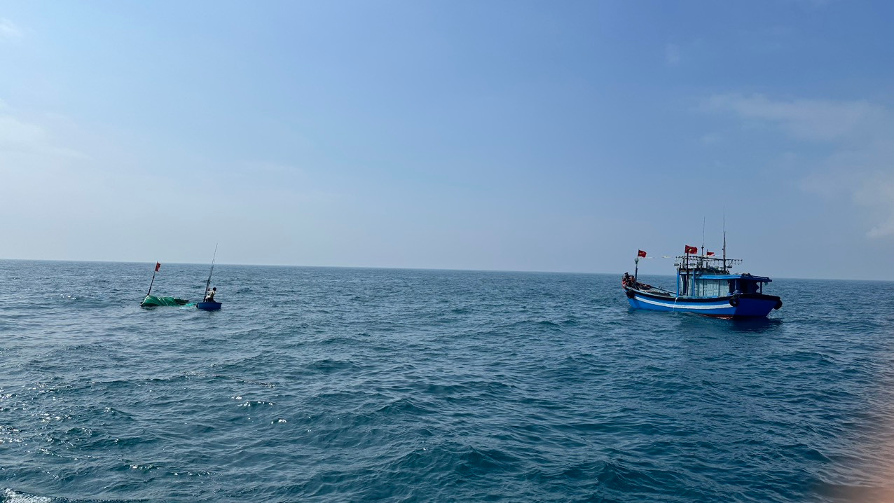 Va chạm với tàu hàng 9 ngư dân rơi xuống biển.