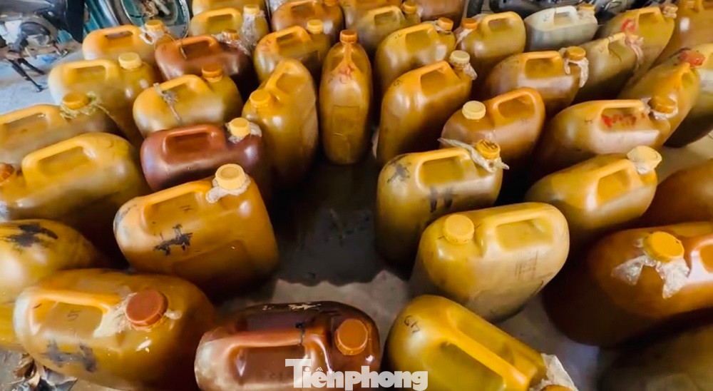 Dầu DO vận chuyển trái phép bị tổ tuần tra Đồn biên phòng cửa khẩu cảng Dung Quất thu giữ.