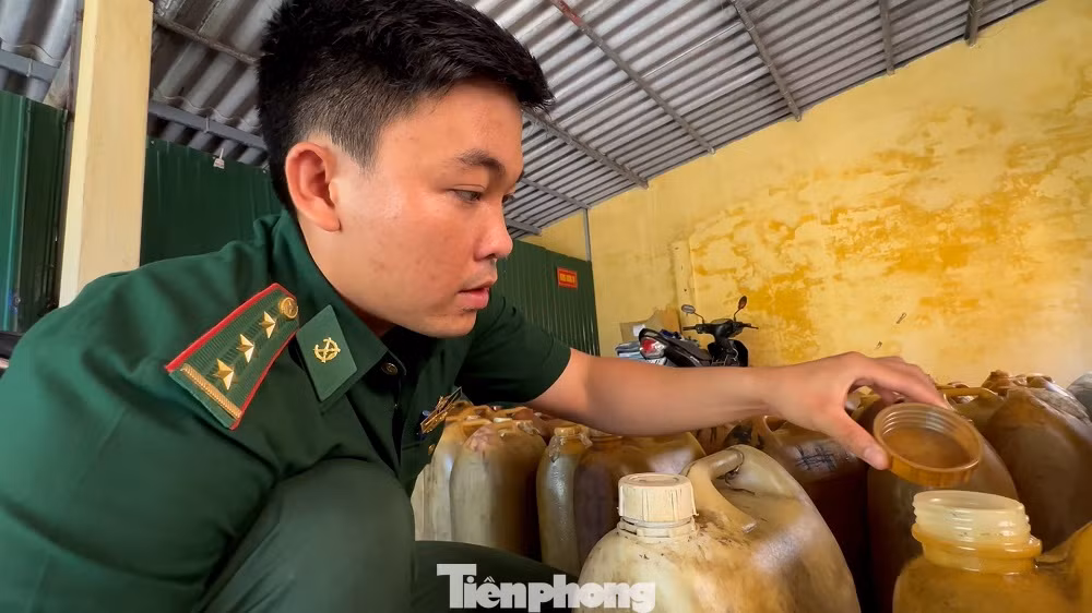 BĐBP Quảng Ngãi kiểm tra số dầu DO vừa phát hiện, thu giữ.