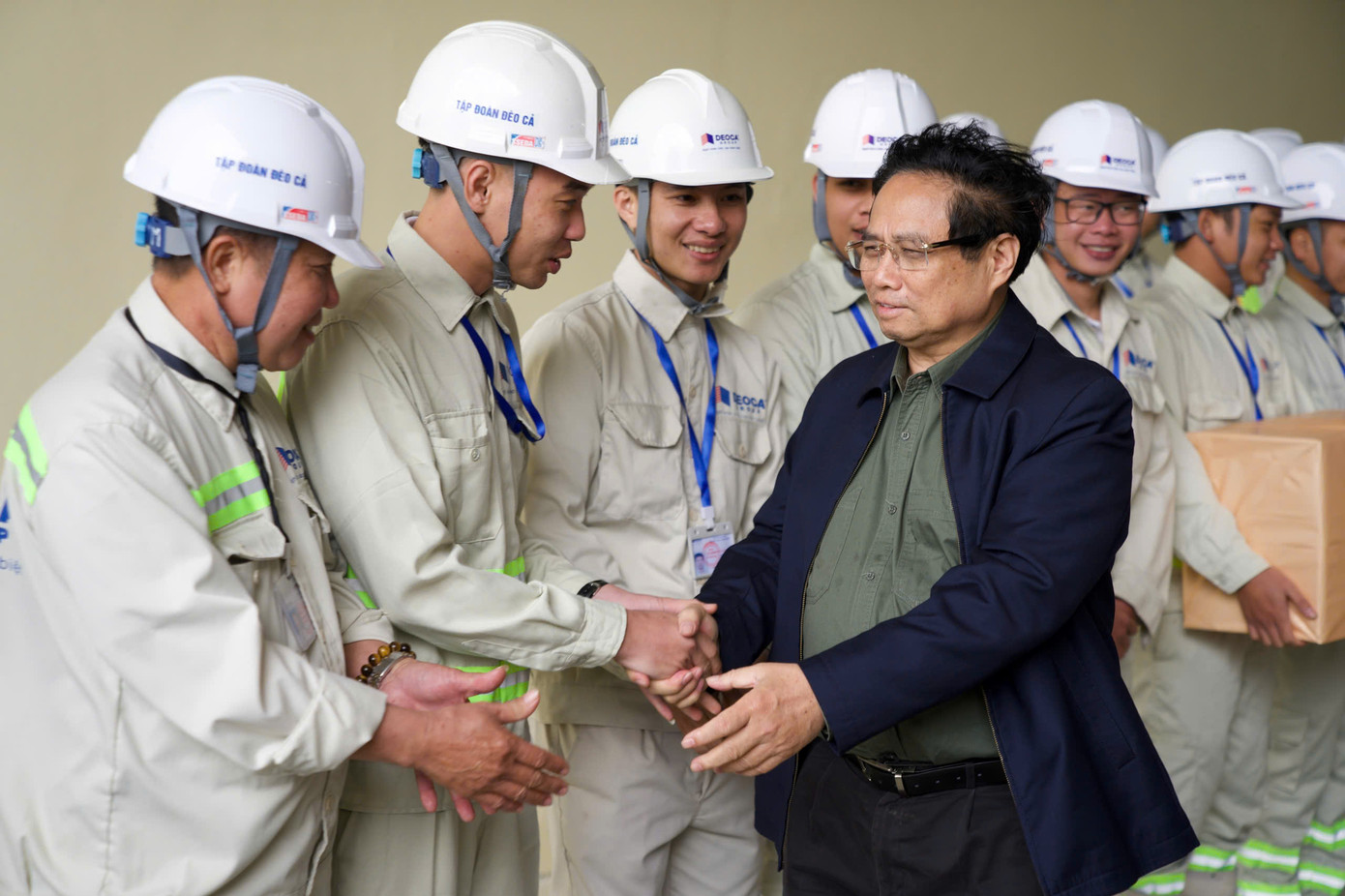 Thủ tướng thăm hỏi, tặng quà cho công nhân thi công dự án cao tốc Quảng Ngãi - Hoài Nhơn.