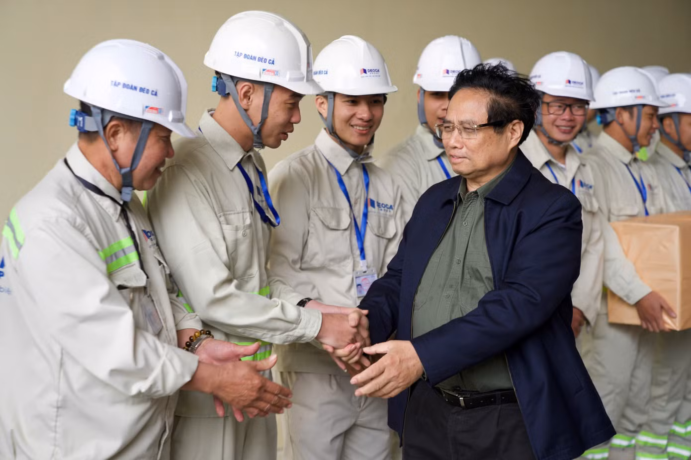 Thủ tướng thăm hỏi, tặng quà cho công nhân thi công dự án cao tốc Quảng Ngãi - Hoài Nhơn.