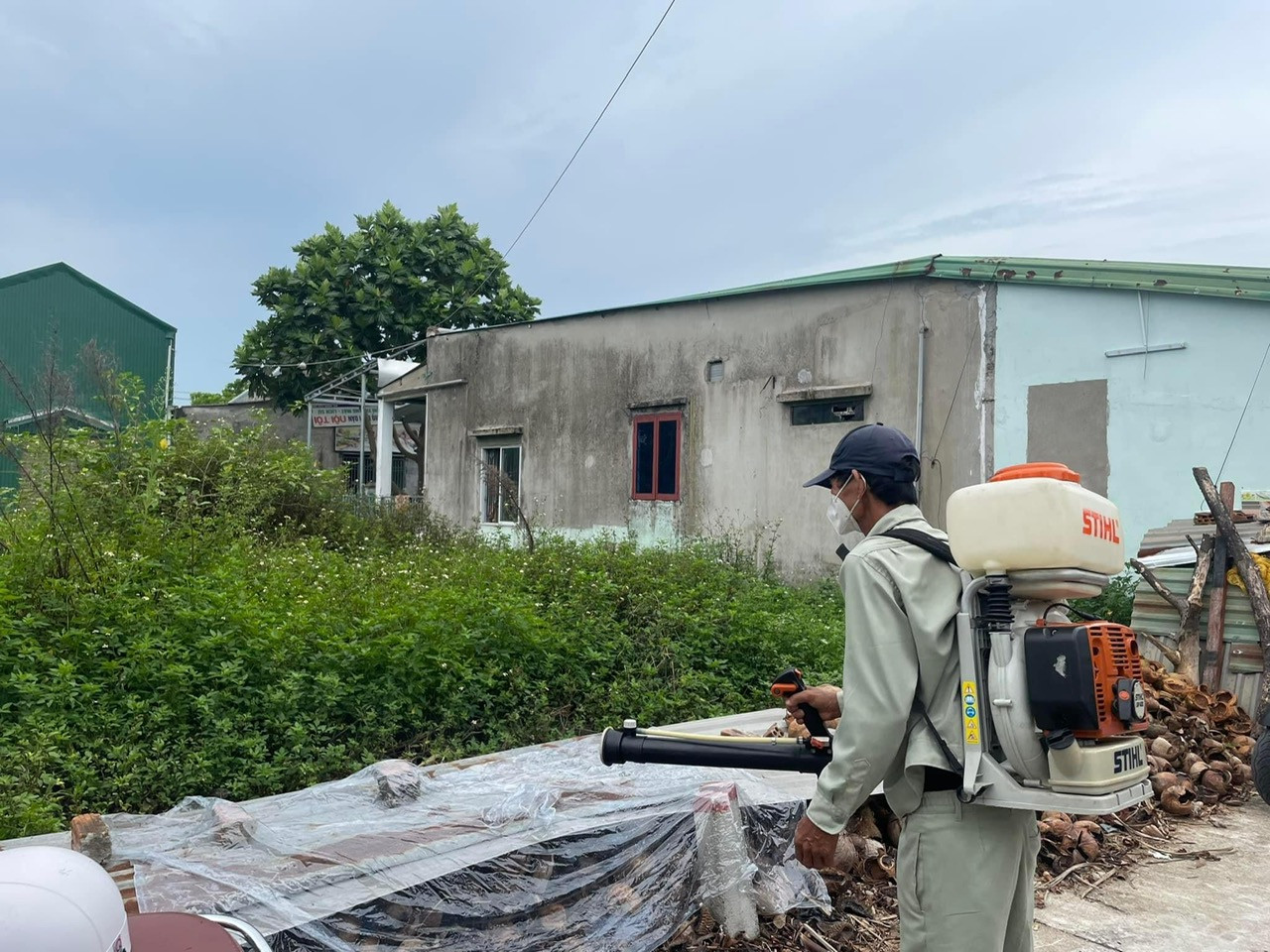 Phun hóa chất khử khuẩn phòng bệnh ho gà lây lan.