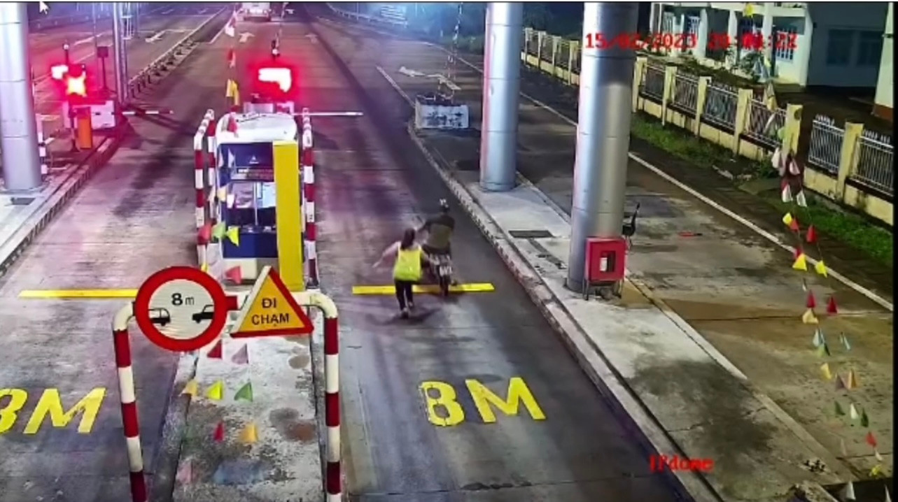 Ông N. vượt trạm thu phí, lái xe máy vào cao tốc Đà Nẵng - Quảng Ngãi. Ảnh (CSGT)