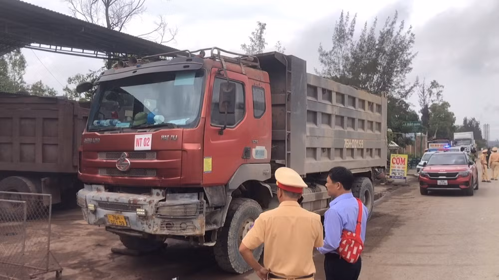 Khi bị lực lượng chức năng kiểm tra đột xuất, tài xế các xe tải đồng loạt tháo hết các tem đăng kiểm khỏi xe.
