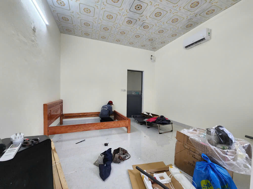 Anh Võ Hồng Tiến (trú phường Cẩm Thành, tỉnh Quảng Ngãi) dọn dẹp sạch sẽ căn nhà của mình để cho một cán bộ từ Kon Tum xuống công tác ở miễn phí. Anh Võ Hồng Tiến (trú phường Cẩm Thành, tỉnh Quảng Ngãi) dọn dẹp sạch sẽ căn nhà của mình để cho một cán bộ từ Kon Tum xuống công tác ở miễn phí.